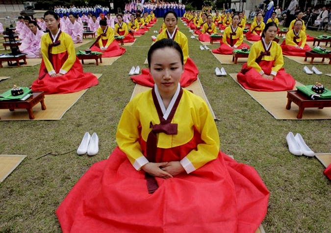 Церемония совершеннолетия прошла в Gyeonghui Palace, Сеул, 17 мая 2010 года.