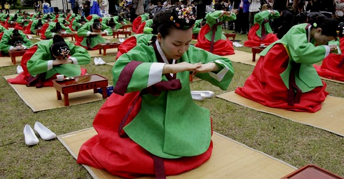 Церемония совершеннолетия прошла в Gyeonghui Palace, Сеул, 17 мая 2010 года.