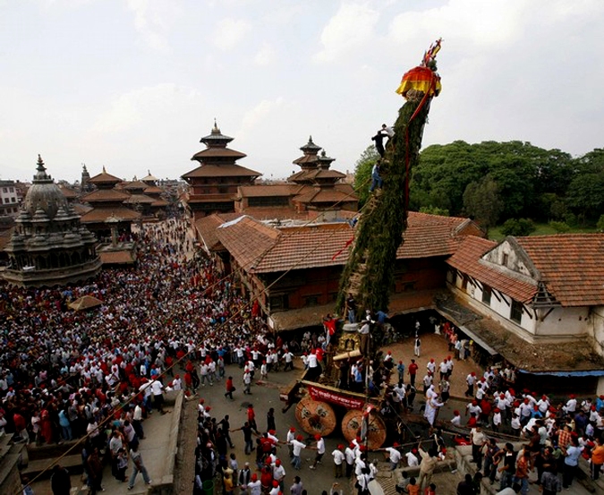 Фестиваль колесниц в Катманду, 17 мая 2010 года. (Rato (Red) Machindranath Chariot Festival in Kathmandu on May 17, 2010.)