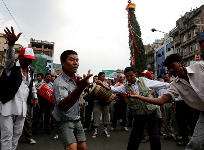 Фестиваль колесниц в Катманду, 17 мая 2010 года. (Rato (Red) Machindranath Chariot Festival in Kathmandu on May 17, 2010.)