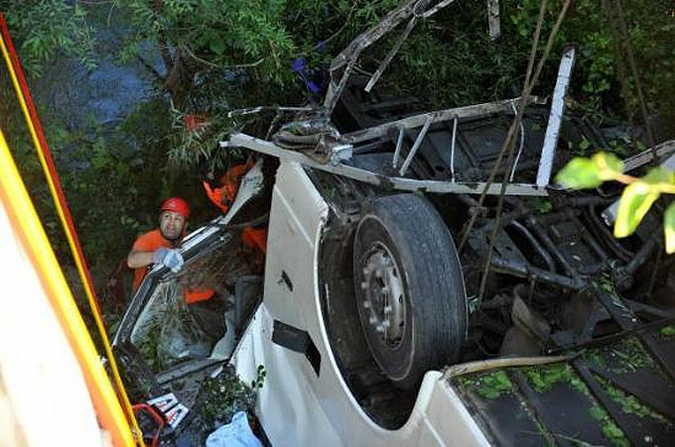 Падение туристического автобуса в реку с 15-метровой высоты, Анталья, на юге Турции, 25 мая 2010 года.