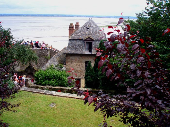 Аббатство Мон-Сен-Мишель (Mont Saint-Michel) (700x525, 104Kb)