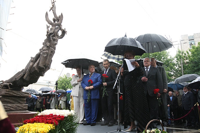 В Москве открылся памятник погибшим в Беслане, 1 июня 2010 года.