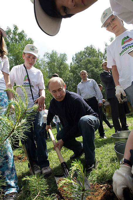 Премьер-министр России Владимир Путин кормит молодого лося в национальном парке 'Лосиный остров' на северо-востоке Москвы, 5 июня 2010 года.