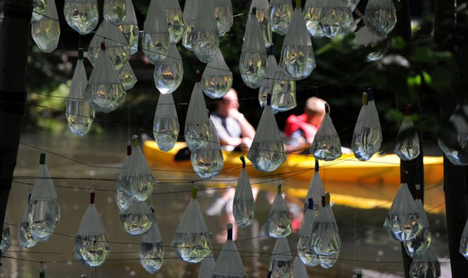 Aquamediale международный фестиваль искусств 'Ландшафты воды', небольшой канал в Люббен, восточный немецкий регион Шпреевальд, 17 июня 2010 года.