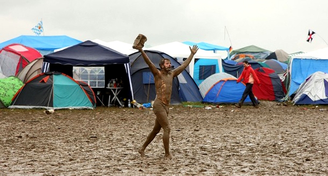 Фестиваль ходоков по прыжкам в грязи (festival goer jumps into the mud) на Саутсайд фестивале (Southside festival) в  Нойхаузен (Neuhausen), Германия, 19 июня 2010 года.