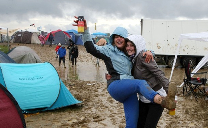 Фестиваль ходоков по прыжкам в грязи (festival goer jumps into the mud) на Саутсайд фестивале (Southside festival) в  Нойхаузен (Neuhausen), Германия, 19 июня 2010 года.