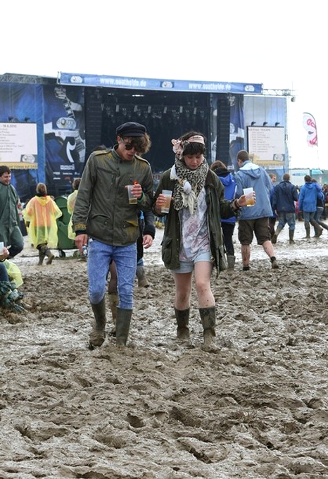 Фестиваль ходоков по прыжкам в грязи (festival goer jumps into the mud) на Саутсайд фестивале (Southside festival) в  Нойхаузен (Neuhausen), Германия, 19 июня 2010 года.