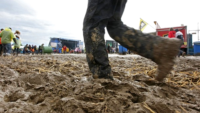 Фестиваль ходоков по прыжкам в грязи (festival goer jumps into the mud) на Саутсайд фестивале (Southside festival) в  Нойхаузен (Neuhausen), Германия, 19 июня 2010 года.