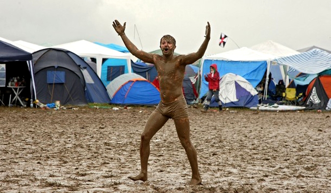 Фестиваль ходоков по прыжкам в грязи (festival goer jumps into the mud) на Саутсайд фестивале (Southside festival) в  Нойхаузен (Neuhausen), Германия, 19 июня 2010 года.