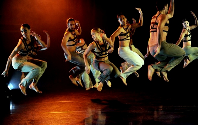 Земля и небо от Бангарра Театра танца (Bangarra Dance Theatre) в Сиднее, 22 июня 2010 года.