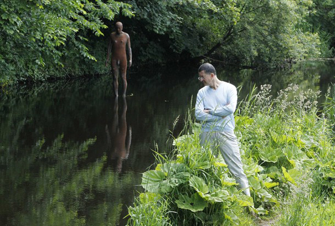 Чугунные фигуры  Энтони Гормли (Antony Gormley) возле Лейт Галереи современного искусства в Эдинбурге, Шотландия, 22 июня 2010 года.