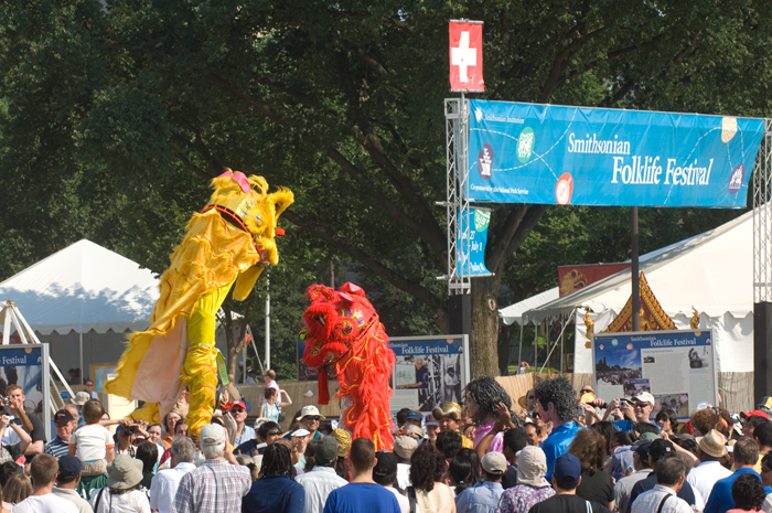 Музыкальный Смитсоновский фольклорный фестиваль (Smithsonian Folklife Festival) на территории Смитсоновского музейного комплекса в Вашингтоне.