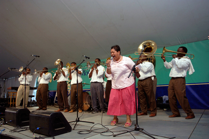 Музыкальный Смитсоновский фольклорный фестиваль (Smithsonian Folklife Festival) на территории Смитсоновского музейного комплекса в Вашингтоне.