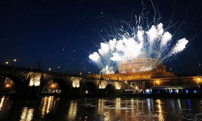 Праздник святых Петра и Павла (Feast of Saints Peter and Paul) в центре Рима, 28 июня 2010 года.