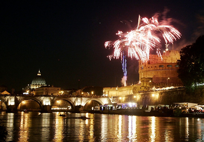 Праздник святых Петра и Павла (Feast of Saints Peter and Paul) в центре Рима, 28 июня 2010 года.