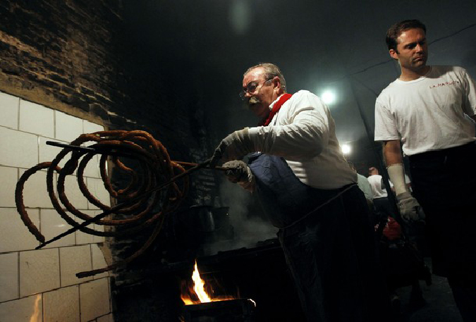 Приготовление испанского чурроса (churros) во время фестиваля Сан Фермин в Памплоне, 9 июля 2010 года.