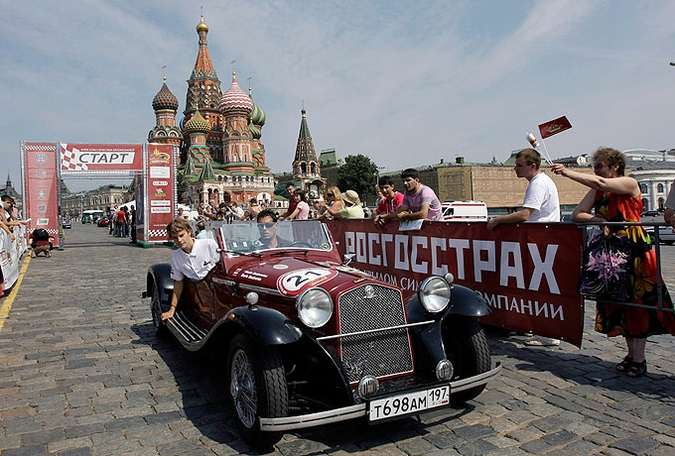 7-е ралли классических автомобилей "Золотое кольцо" стартовало на Васильевском спуске в Москве.