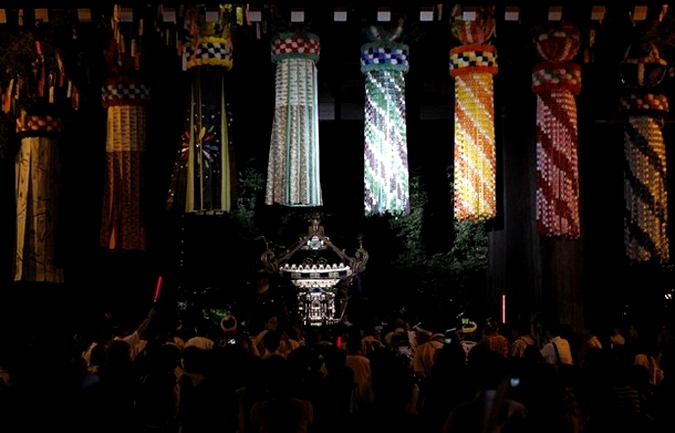 Митама фестиваль (Mitama Festival) в храме Ясукуни в Токио, 13 июля 2010 года.