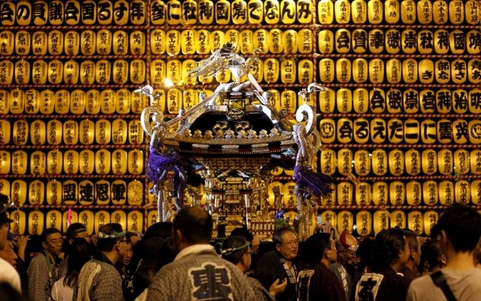 Митама фестиваль (Mitama Festival) в храме Ясукуни в Токио, 13 июля 2010 года.