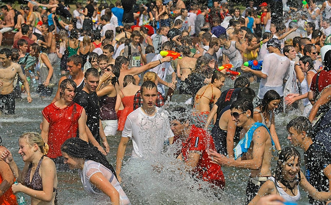 Массовые купания в фонтанах на ВДНХ, Москва, Россия, 27 июля 2010 года