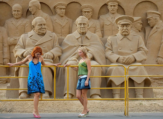 Массовые купания в фонтанах на ВДНХ, Москва, Россия, 27 июля 2010 года