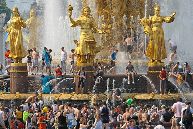 Массовые купания в фонтанах на ВДНХ, Москва, Россия, 27 июля 2010 года