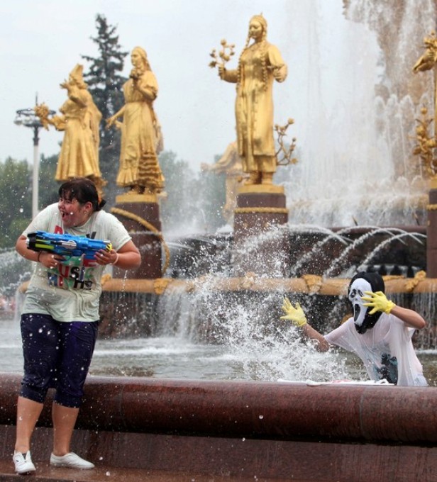 Массовые купания в фонтанах на ВДНХ, Москва, Россия, 27 июля 2010 года