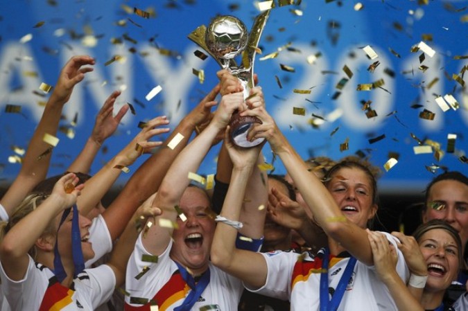 Перед финалом женского ЧМ по футболу зрителям показали спортивную моду, в Билефельде, Германия, 1 августа 2010 года.