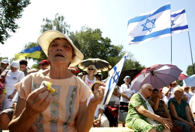 Люди скорбят по жертвам нацистских массовых убийств в Бабьем Яру, в окрестностях Киева, 5 августа 2010 года. 