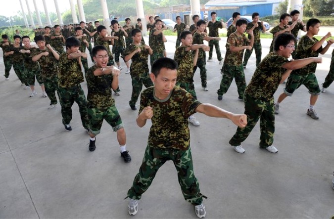 Военной служба школьников на военной базе в Хэфэй, восточный Китай, провинция Аньхой, 5 августа 2010 года.