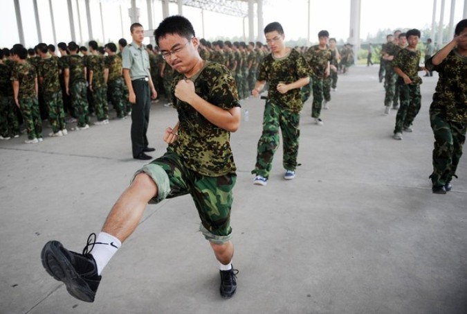 Военной служба школьников на военной базе в Хэфэй, восточный Китай, провинция Аньхой, 5 августа 2010 года.