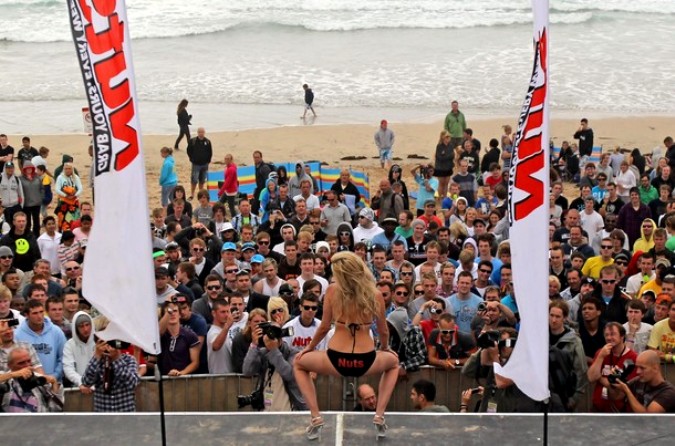 2010 Nuts Magazine Bikini Babe конкуренция на Фистрал пляже в Relentless Boardmasters, в Newquay, Англия, 7 августа 2010 года.