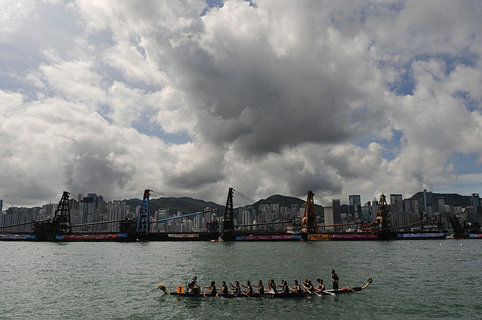 Международный конкурс драконьих лодок (International dragon boat competition) вдоль гавани Виктория, Гонконг, 24-25 июля 2010 года.