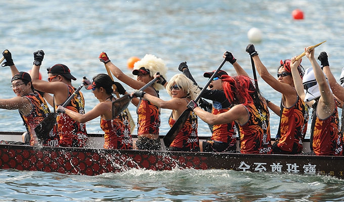 Международный конкурс драконьих лодок (International dragon boat competition) вдоль гавани Виктория, Гонконг, 24-25 июля 2010 года.