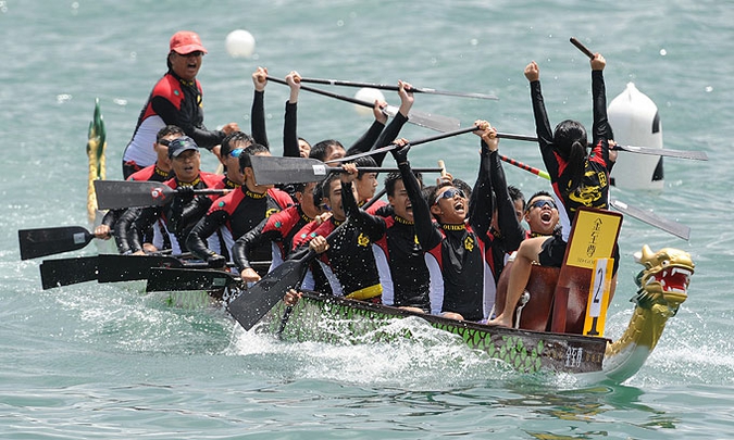 Международный конкурс драконьих лодок (International dragon boat competition) вдоль гавани Виктория, Гонконг, 24-25 июля 2010 года.