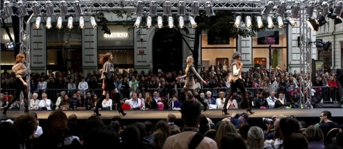 Открытый показ на Чешском Fashion Weekend в Праге, Парижская улица, 5 сентября 2010 года.