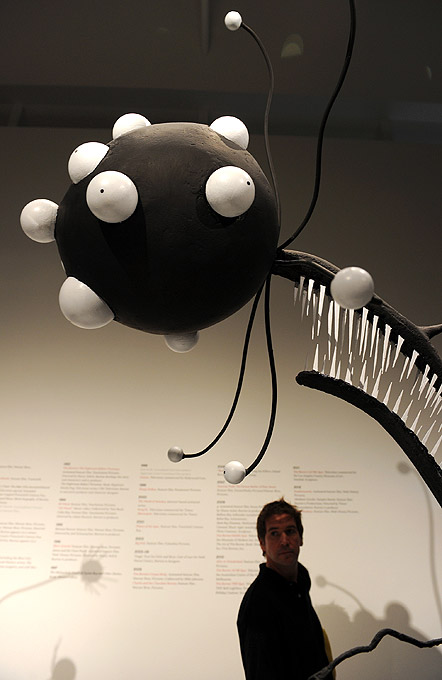 Искусство Тима Бертона (Tim Burton) в LACMA, Лос-Анджелес, 25 мая 2011 года./2270477_926 (442x680, 52Kb)