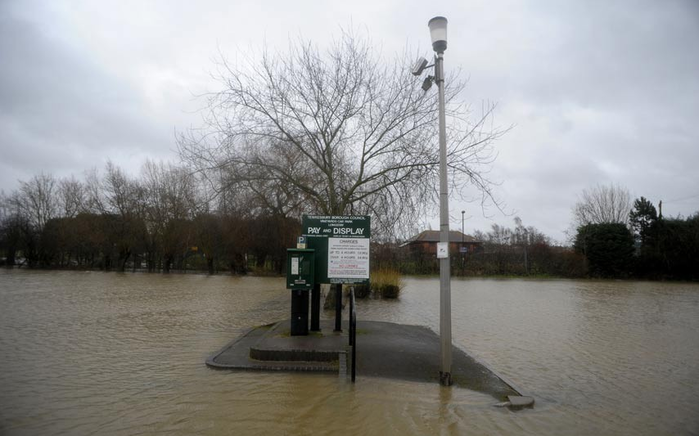 Сильные ветры, дожди и наводнения поглотили Англию