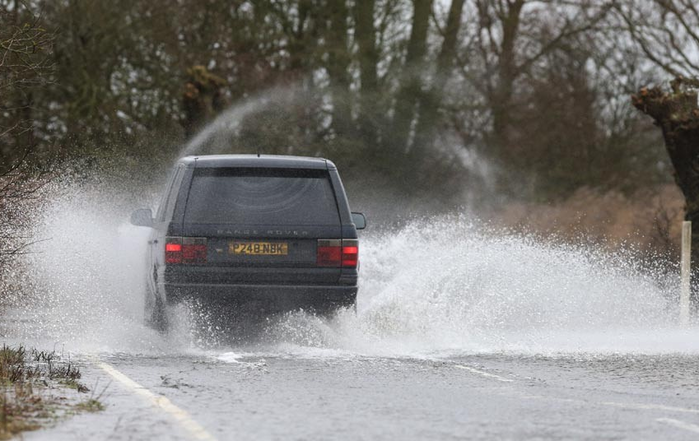 Сильные ветры, дожди и наводнения поглотили Англию