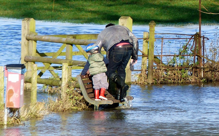 Великобритания пострадала от высоких приливов, наводнения и сильных ветров
