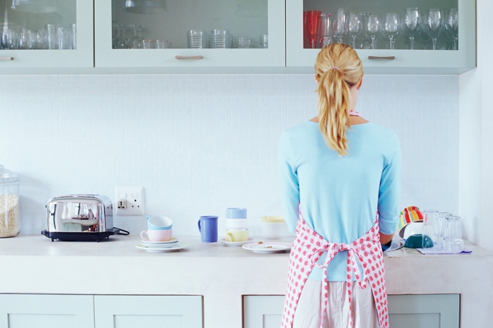 woman-at-sink-washing-dishes (700x465, 184Kb)