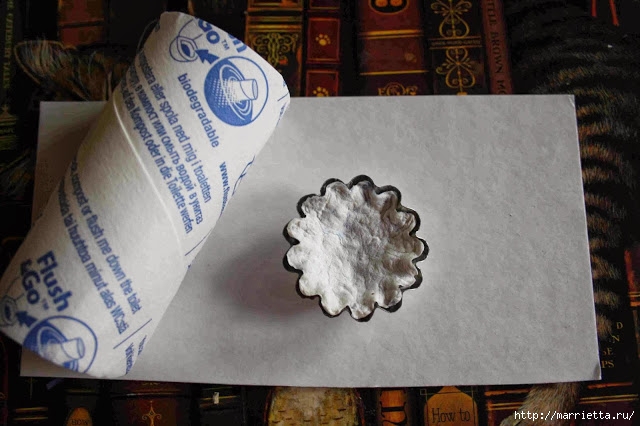 Винтажная елочная игрушка из папье маше, бумажной ажурной салфетки и книжных страниц (3) (640x426, 165Kb)