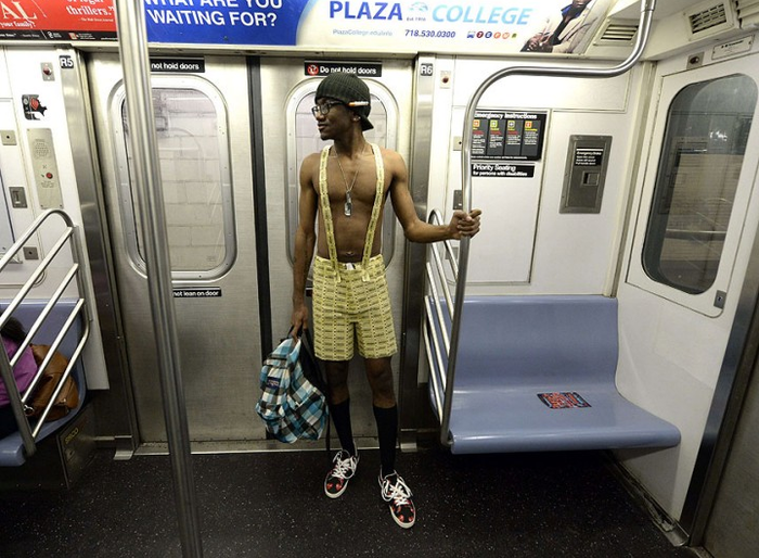 Езда в метро без штанов