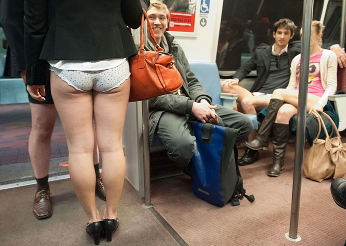 Езда в метро без штанов