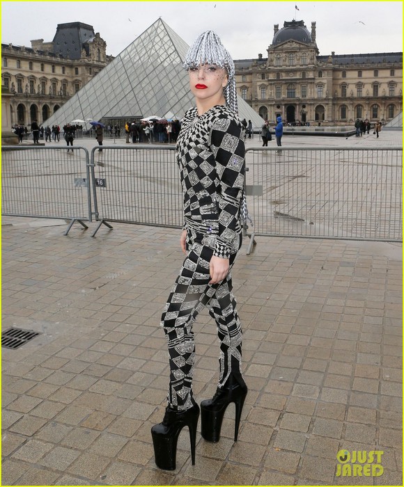 lady-gaga-visits-museums-during-paris-trip-05 (580x700, 141Kb)
