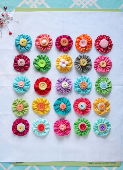 Декор подушек пуговичками и цветочками йо-йо (6) (508x700, 254Kb)