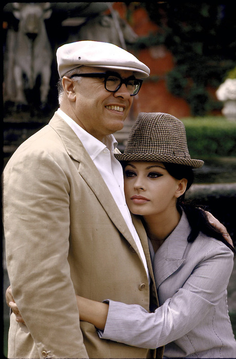 Carlo Ponti and Sophia Loren at their villa, 1964 (460x700, 110Kb)