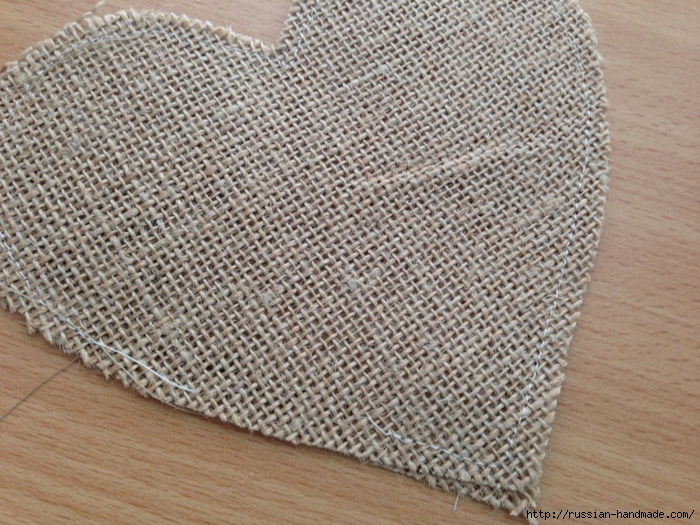 Сердечки из мешковины. Гирлянда из валентинок к празднику (7) (700x525, 363Kb)