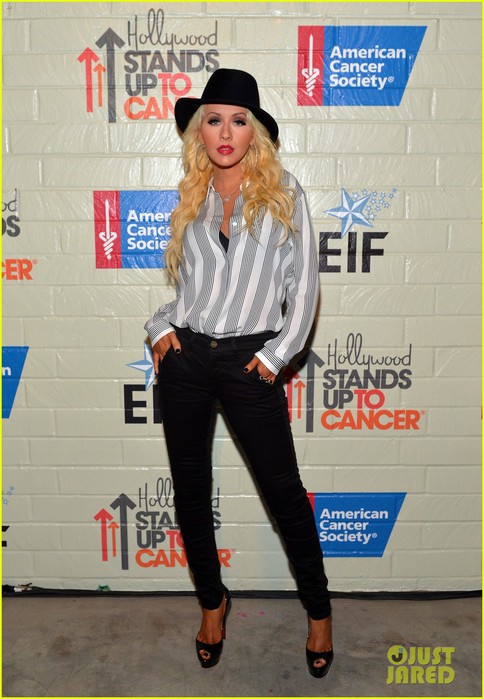 christina-aguilera-is-fedora-fierce-at-stand-up-to-cancer-event-01 (484x700, 92Kb)